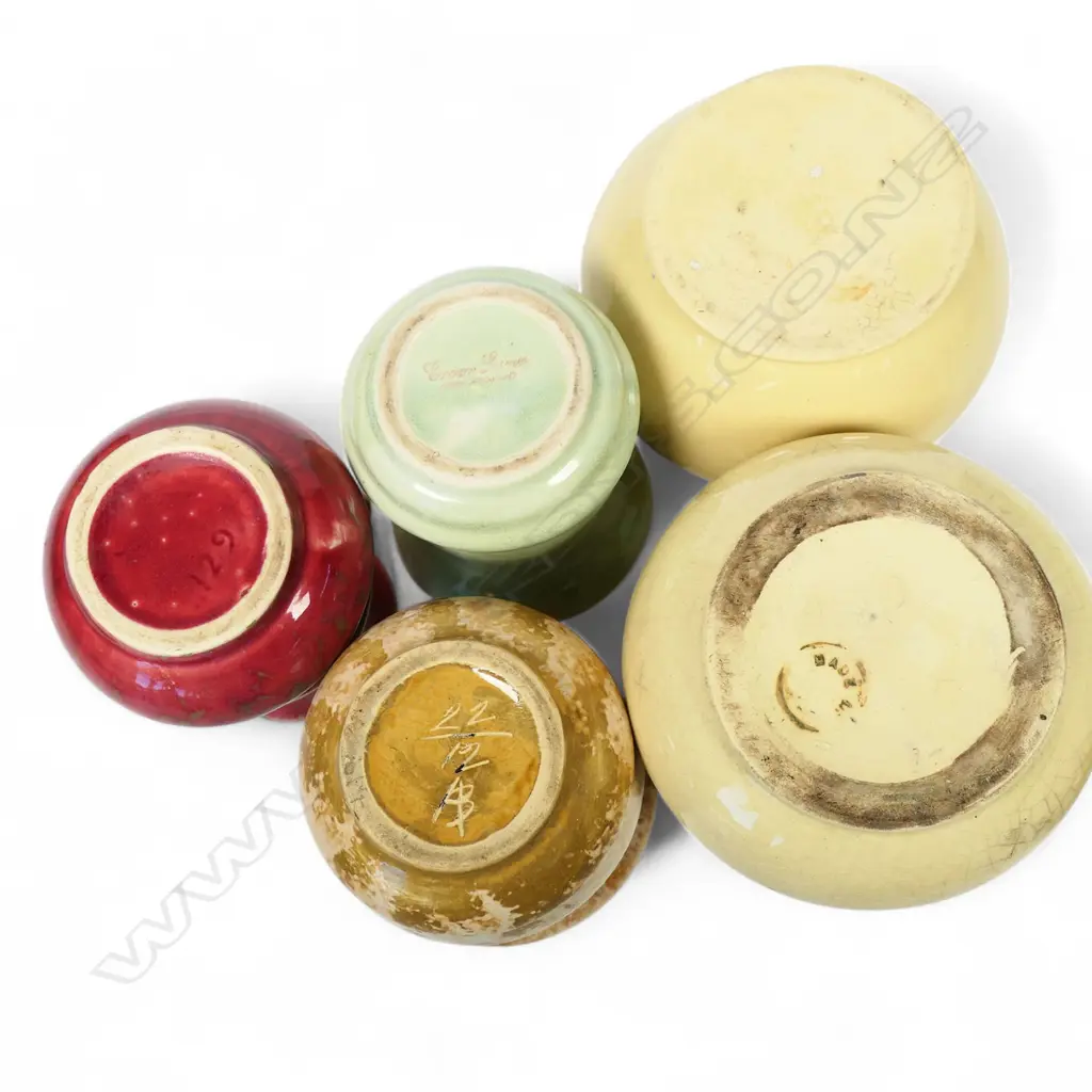 A collection of five Crown Lynn Ambrico vases Image 1++