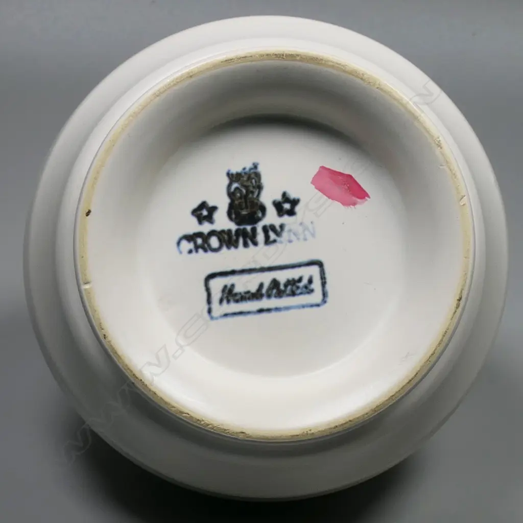 Crown Lynn Shufflebotham era hand potted cream vase, Image 1++