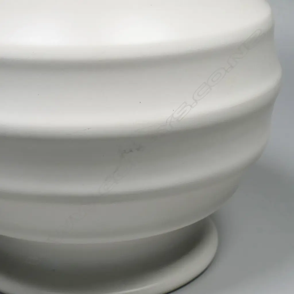 Crown Lynn Shufflebotham era hand potted cream vase, Image 1++