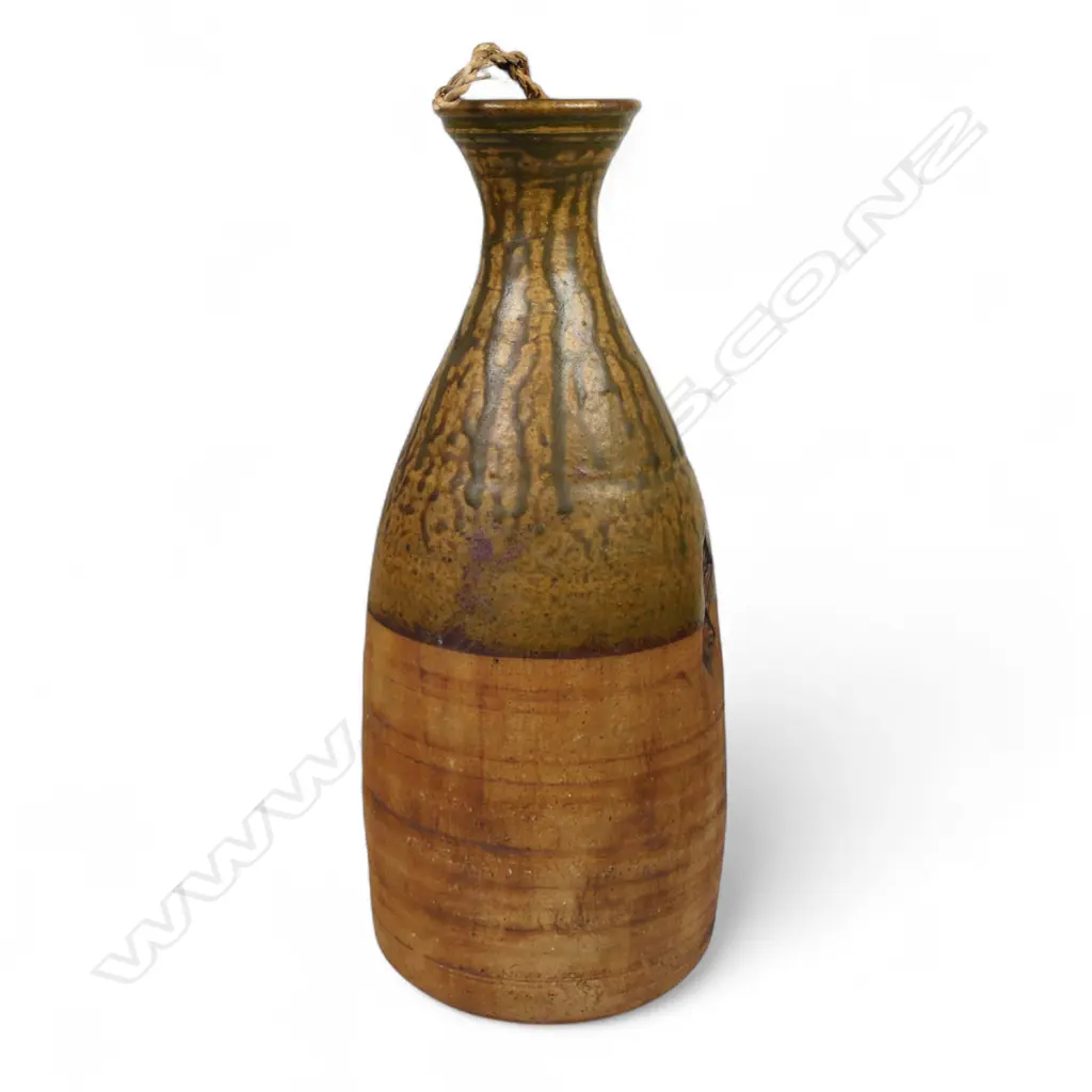 A Large Chester Nealie decanter, Image 1++