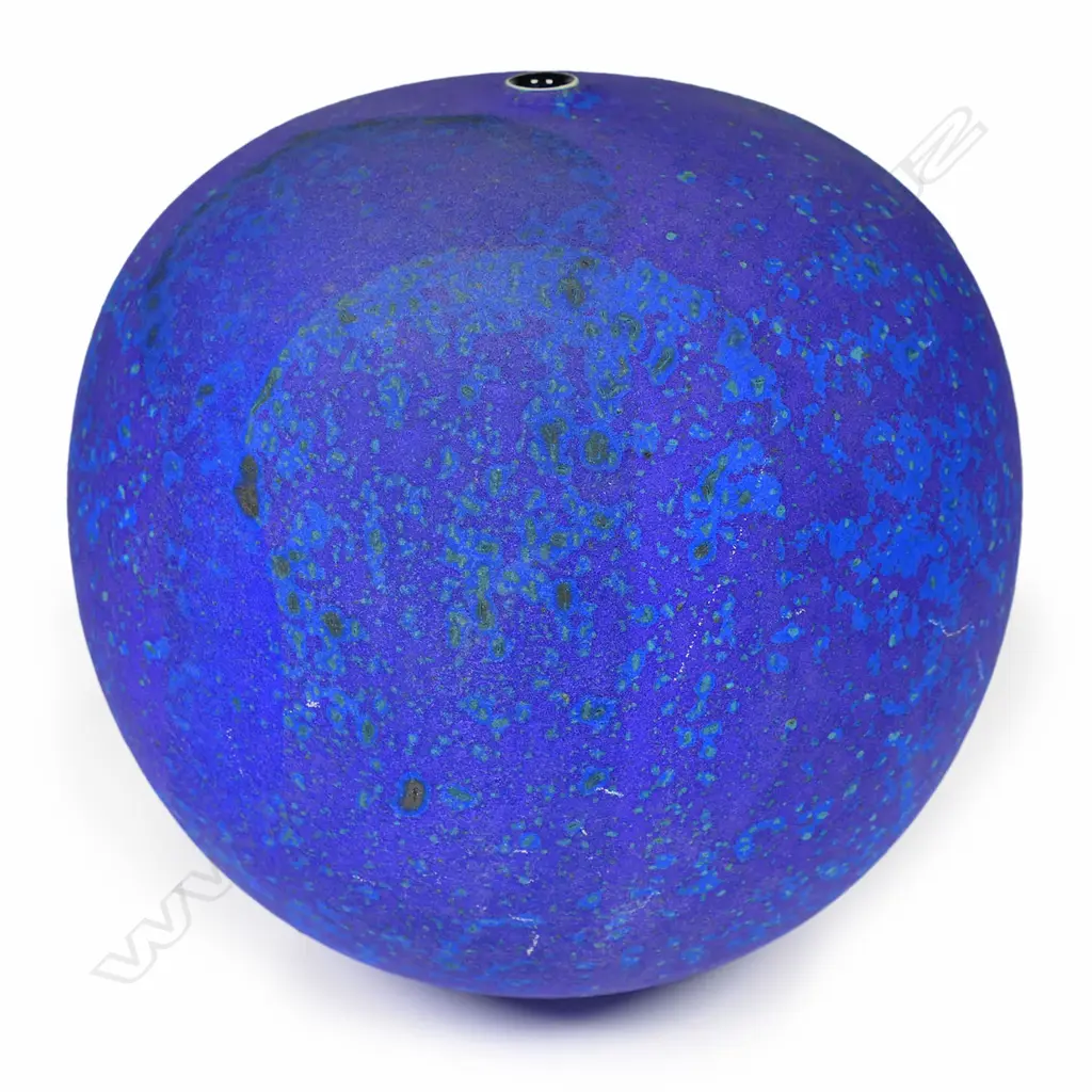 Shane Wagstaff spherical vase, Image 1++