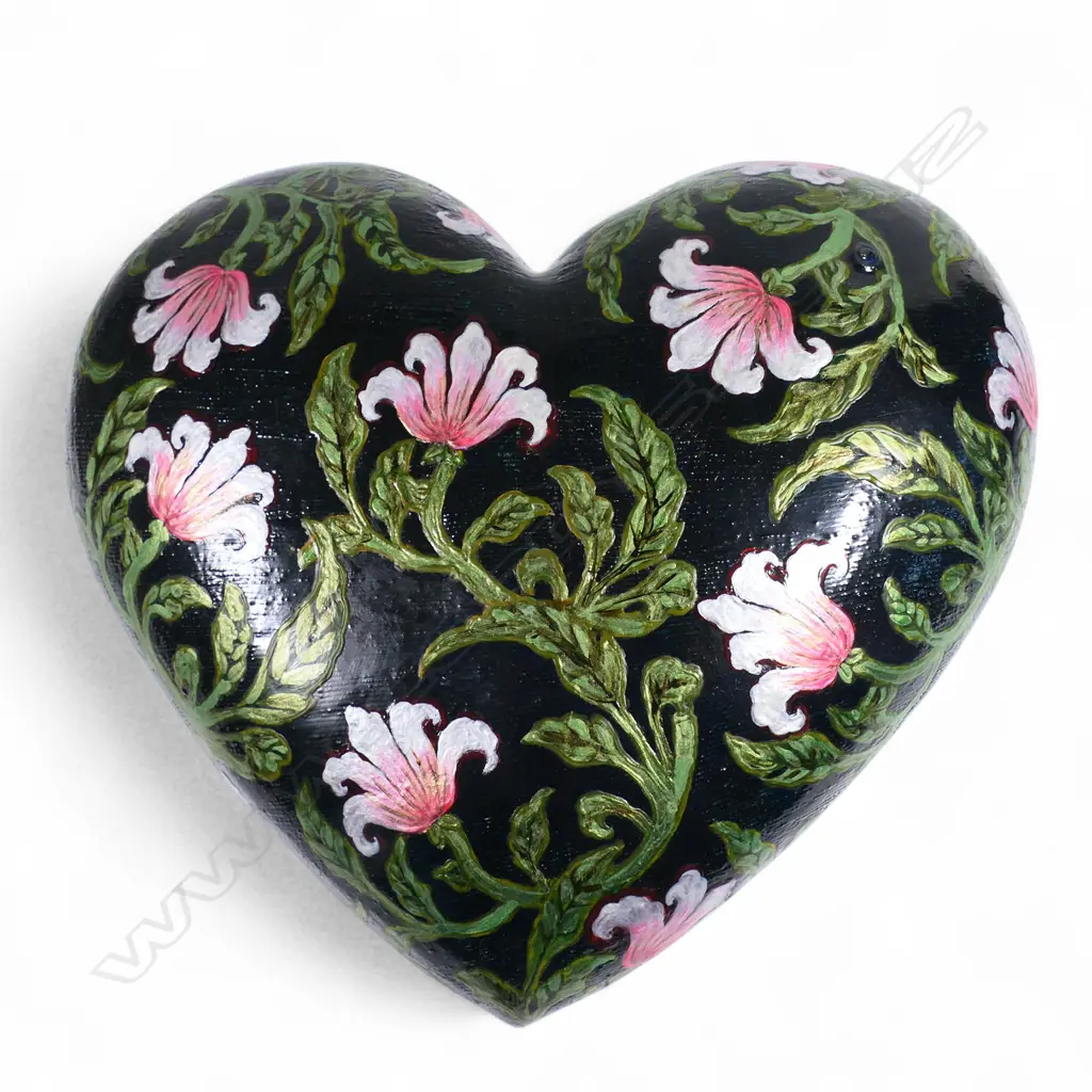 Keum Sun Lee wall hanging heart, Image 1++