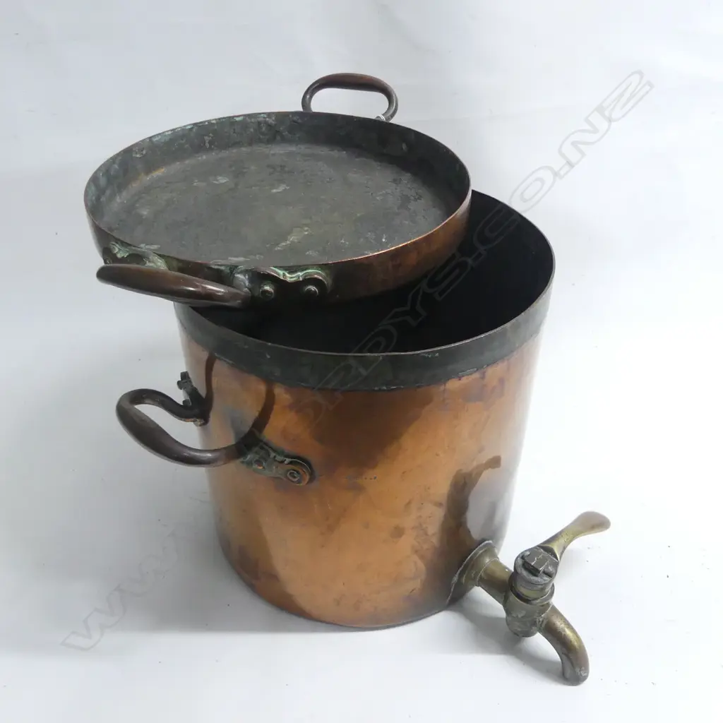 A ‘Harrods’ heavy Victorian period two-handled copper urn of cylindrical shape with a flat two-handled lid that could possibly be used as a separate pan, Image 1++
