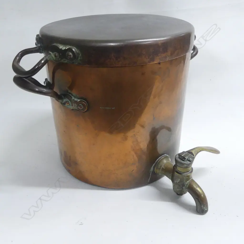 A ‘Harrods’ heavy Victorian period two-handled copper urn of cylindrical shape with a flat two-handled lid that could possibly be used as a separate pan, Image 1++