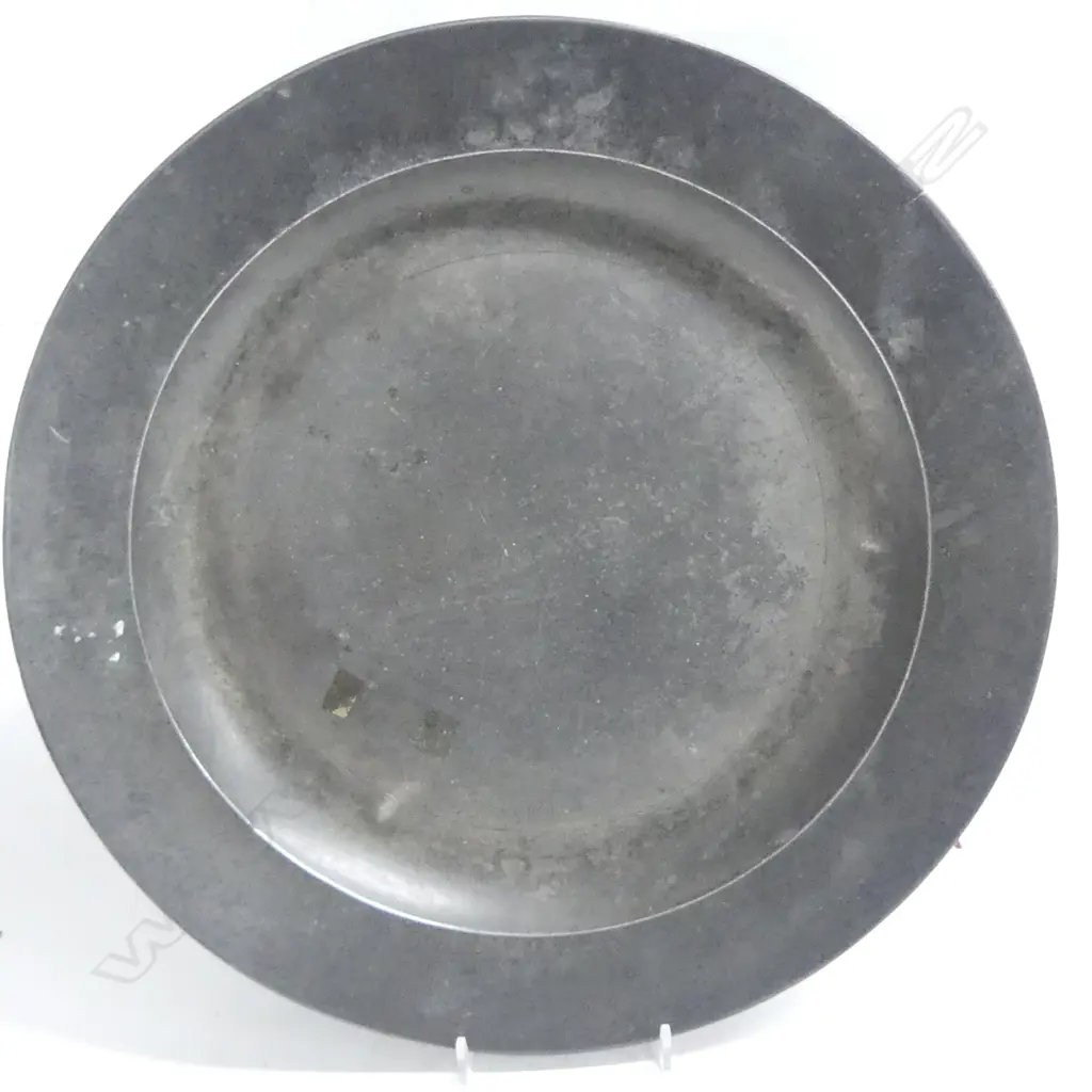 A Georgian period pewter charger of plain form with London touch marks. Dia.375mm. Image 1++
