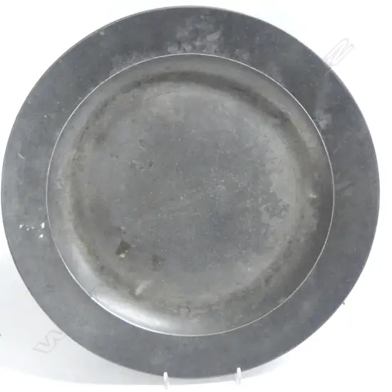 A Georgian period pewter charger of plain form with London touch marks. Dia.375mm.