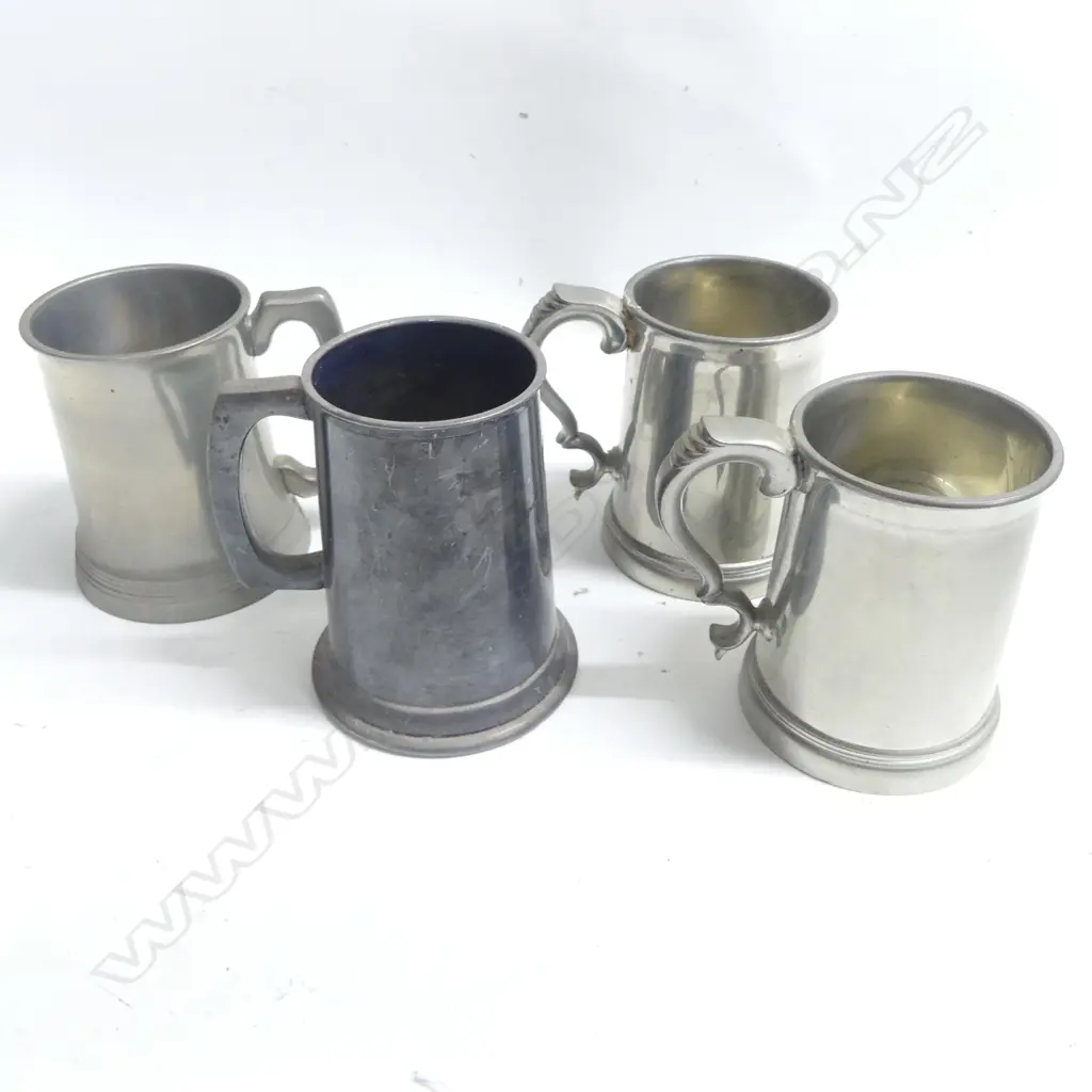 Four various pewter tankards, two plain and two with embellished handles, three of them with glass bottoms, Image 1++