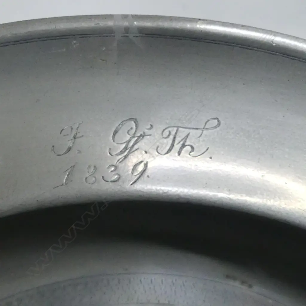 A 19thC pewter dish engraved with circling fish and dated 1839, Image 1++