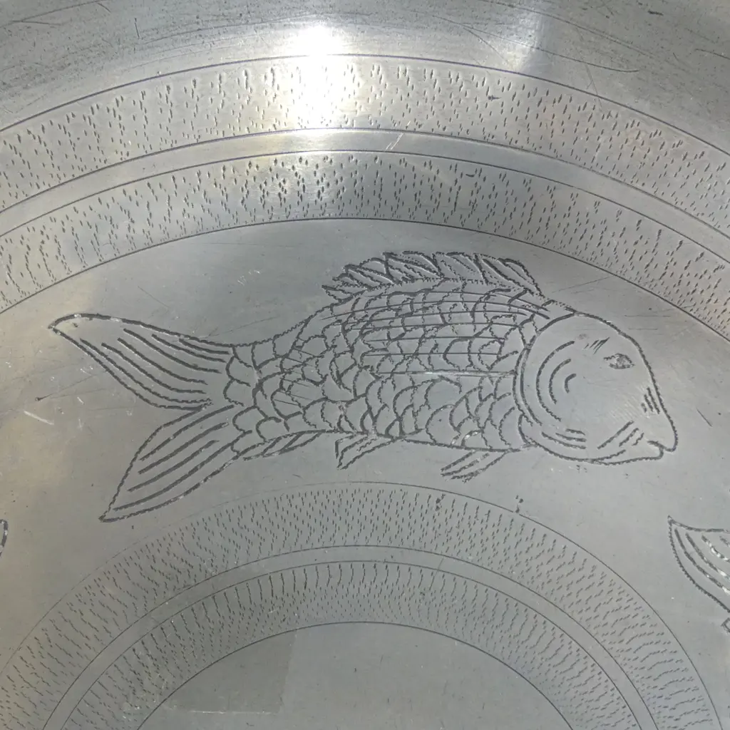 A 19thC pewter dish engraved with circling fish and dated 1839, Image 1++
