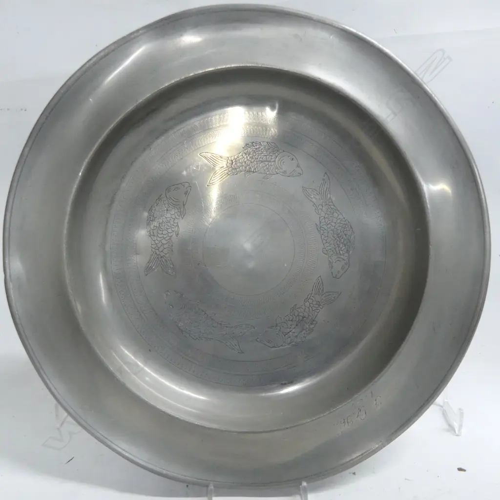 A 19thC pewter dish engraved with circling fish and dated 1839, Image 1++