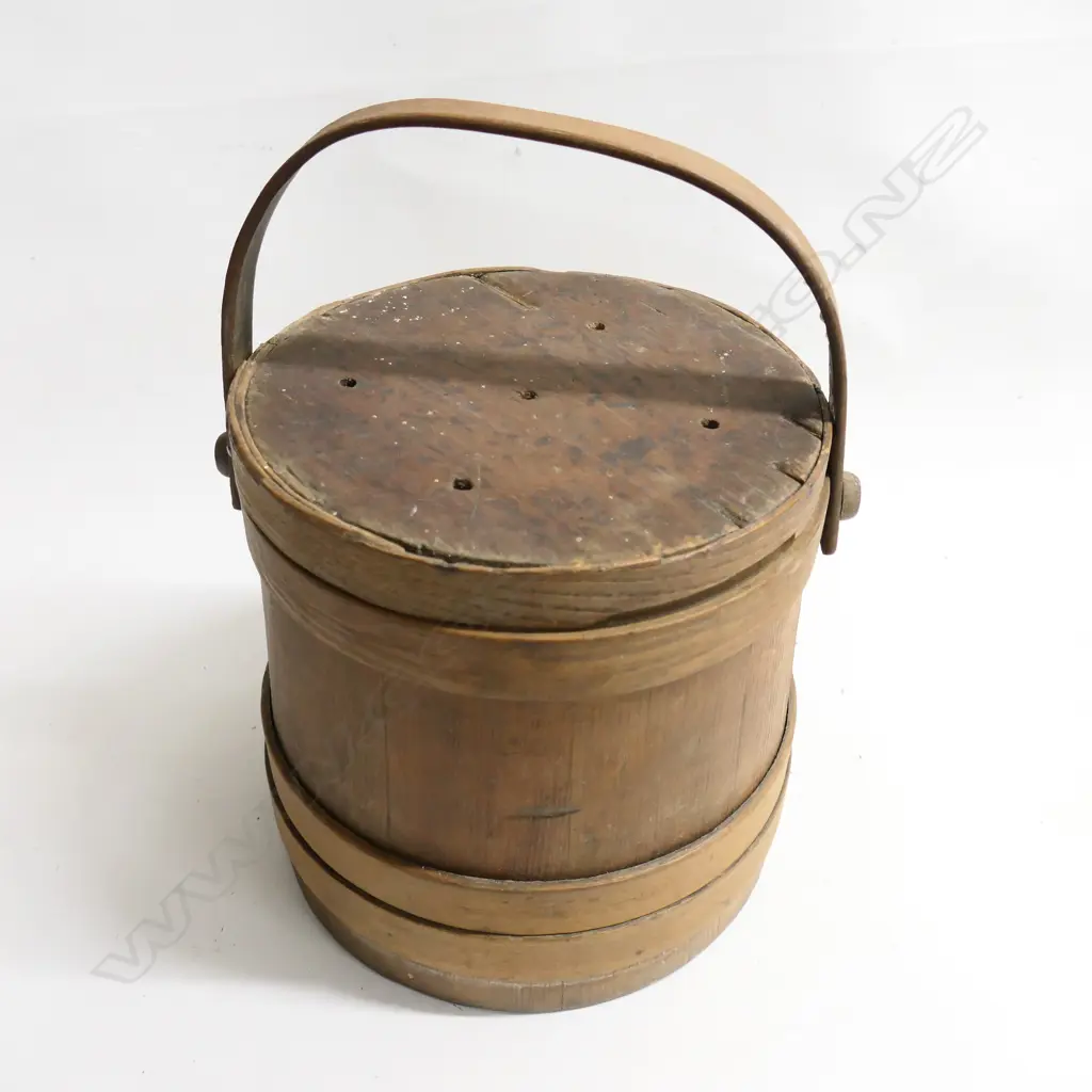 An old coopered pine, Shaker-style lidded bucket with swing handle. H.250mm. Image 1++