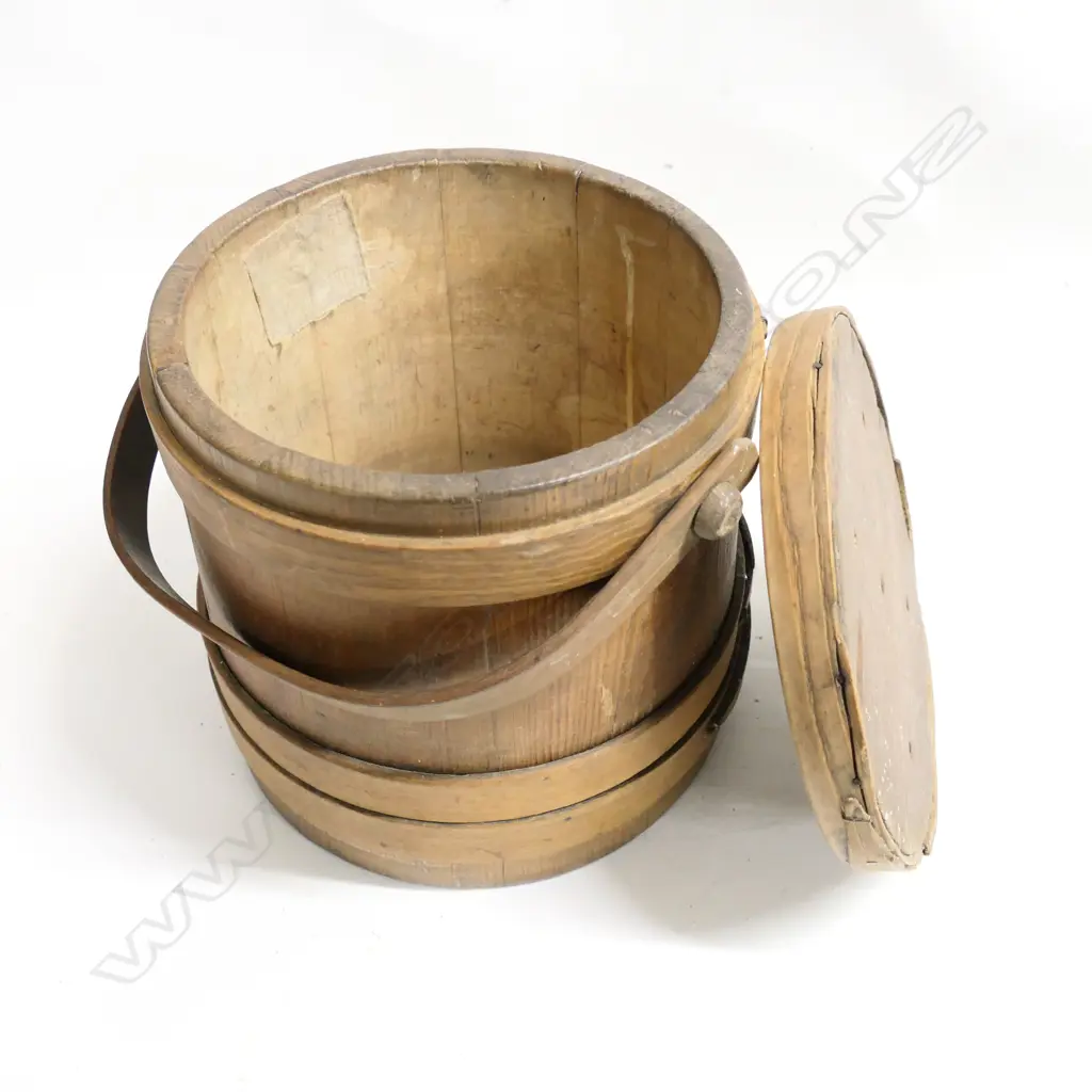An old coopered pine, Shaker-style lidded bucket with swing handle. H.250mm. Image 1++