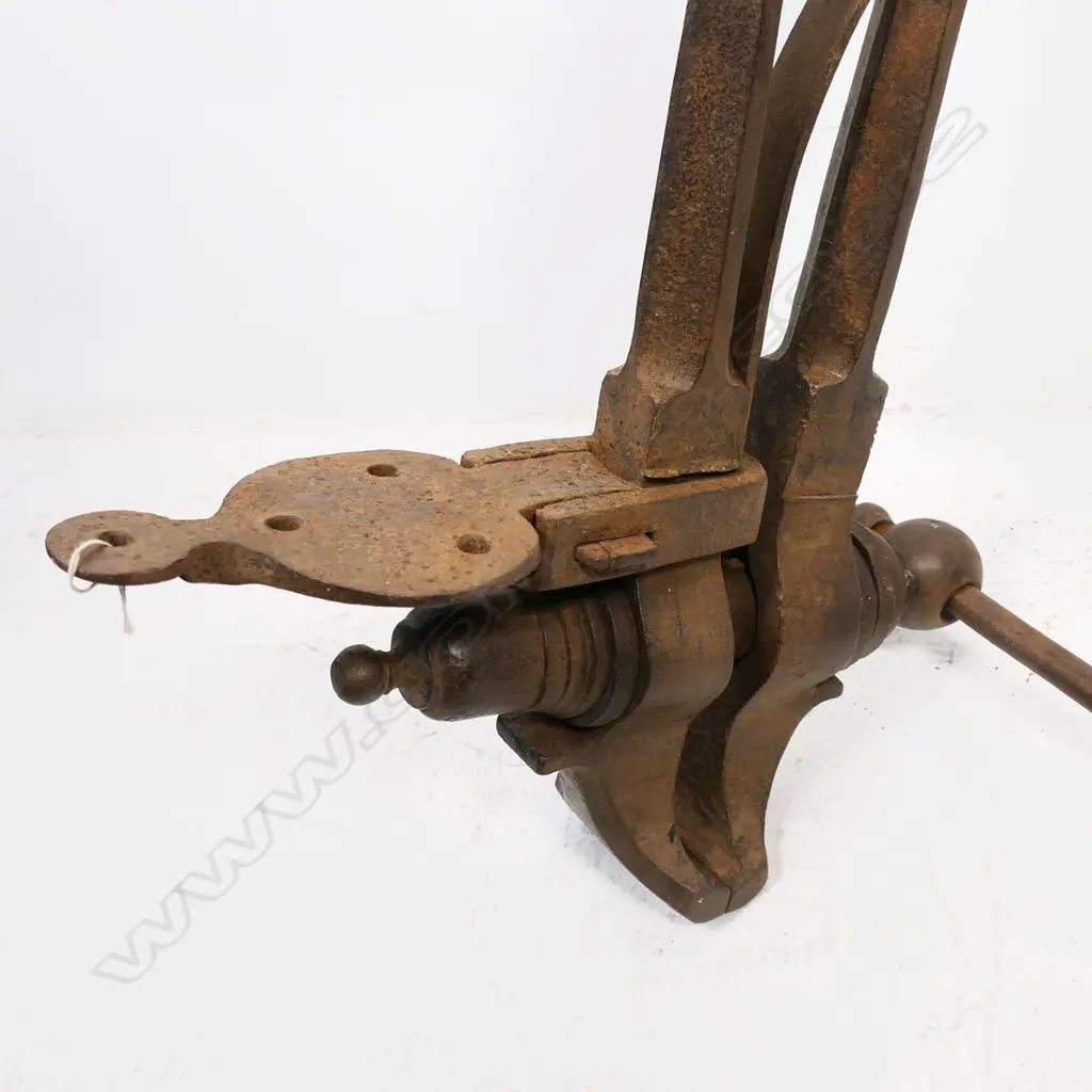A large old hand-forged steel shipwright's vice, length overall 1000mm. Image 1++
