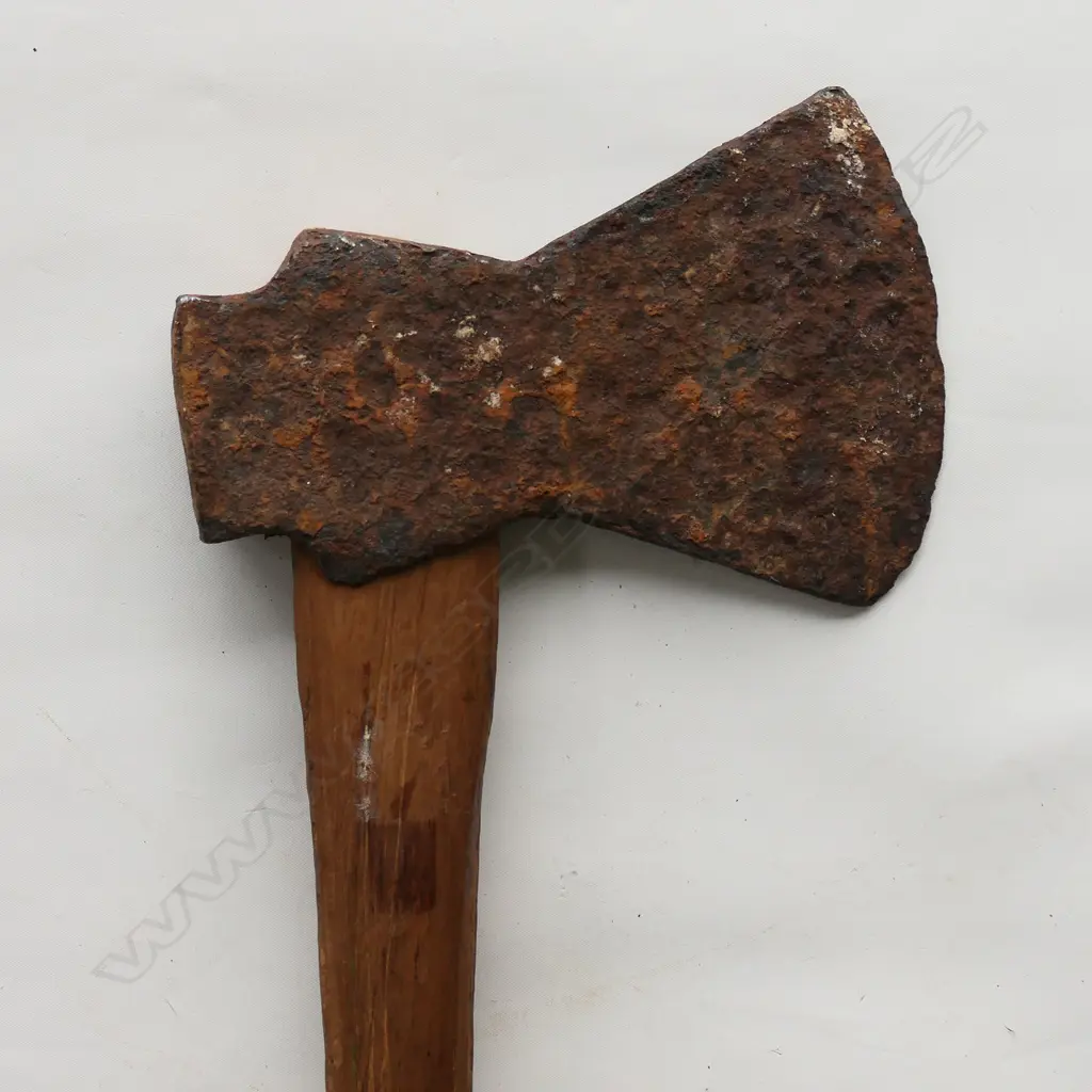 Long handled colonial axe, L.1180mm. Heavilly rusted blade. Image 1++