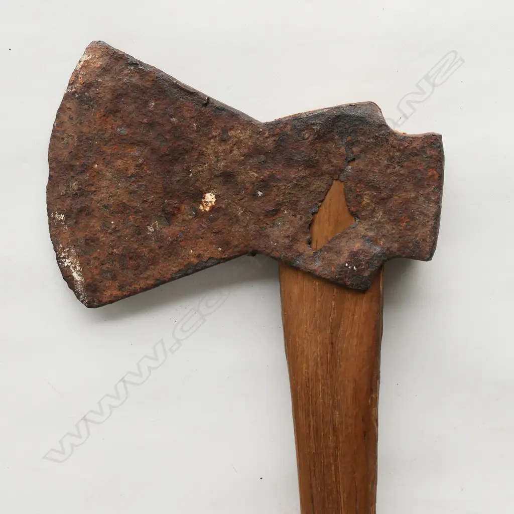 Long handled colonial axe, L.1180mm. Heavilly rusted blade. Image 1++