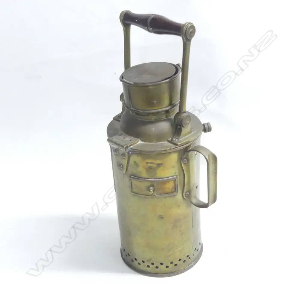 A brass signaling lantern, with magnifying lens the body marked 'Bulpitt & Sons, 1905. Birmingham',  including swing handle H.415mm. Image 1++