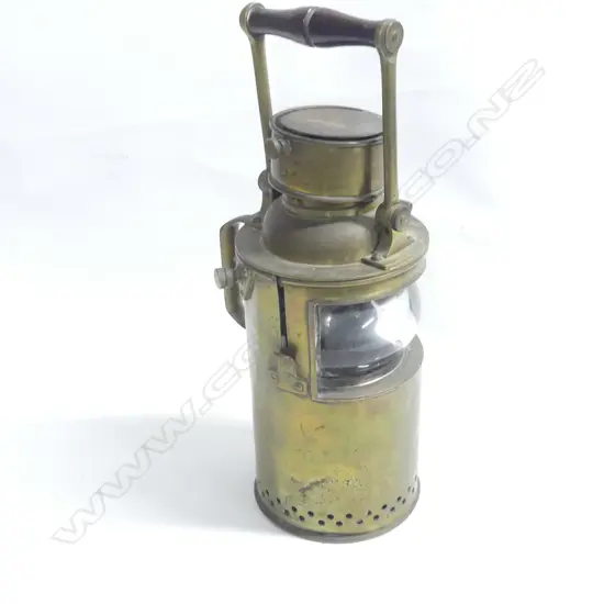 A brass signaling lantern, with magnifying lens the body marked 'Bulpitt & Sons, 1905. Birmingham',  including swing handle H.415mm.