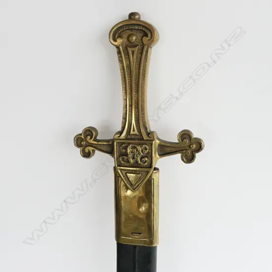 A British Drummers Pattern 1856 Sword. Clean 495mm straight double edged tapering blade, brass cruciform hilt with Victorian cypher. Stamped to side ‘9.96 RSF 13’ and matched ‘13’ to scabbard stud. Leather scabbard with brass locket and chape