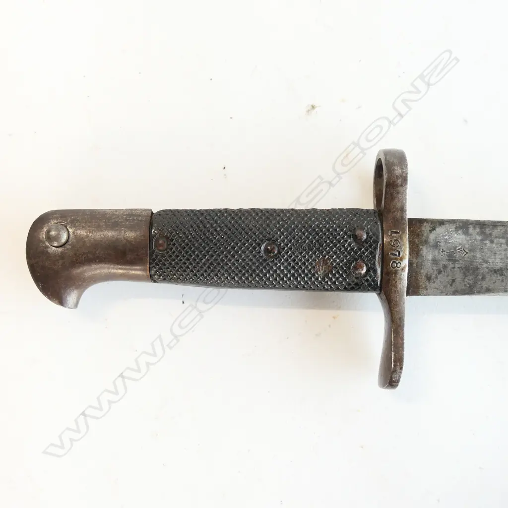 British Snider Sawback Bayonet and Leather Scabbard, 2nd type. Made for the NZ Artillery Carbine.  Blade L.515mm, with some staining and minor pitting, WD armoury marks and ‘9/81’ conversion mark at ricasso, numbered ‘1978’ at crossguard. Image 1++