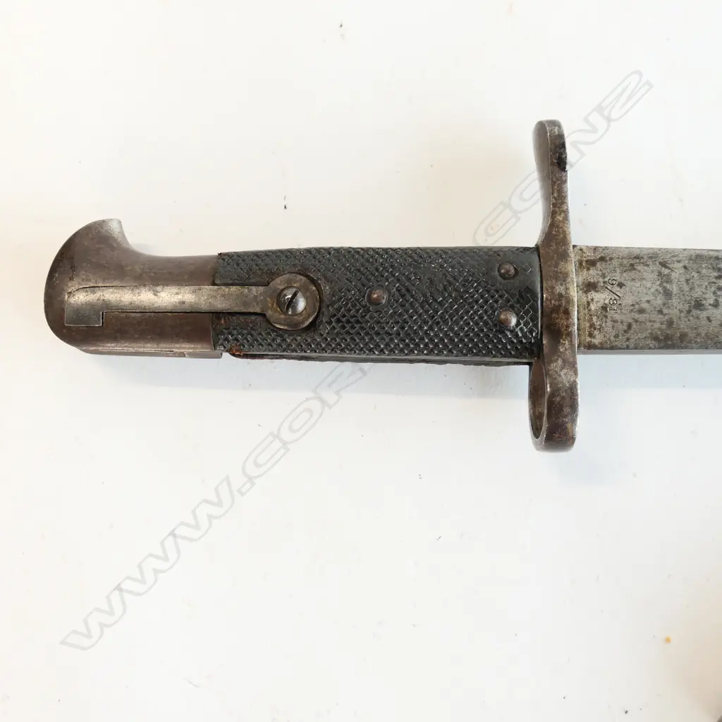 British Snider Sawback Bayonet and Leather Scabbard, 2nd type. Made for the NZ Artillery Carbine.  Blade L.515mm, with some staining and minor pitting, WD armoury marks and ‘9/81’ conversion mark at ricasso, numbered ‘1978’ at crossguard. Image 1++