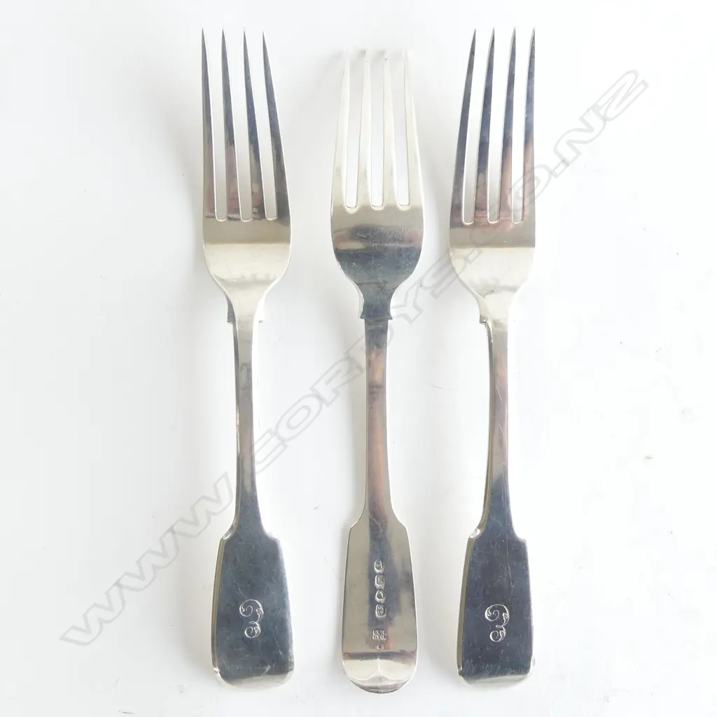 Three Victorian period fiddle pattern silver table forks. London 1844. 240gm Image 1++