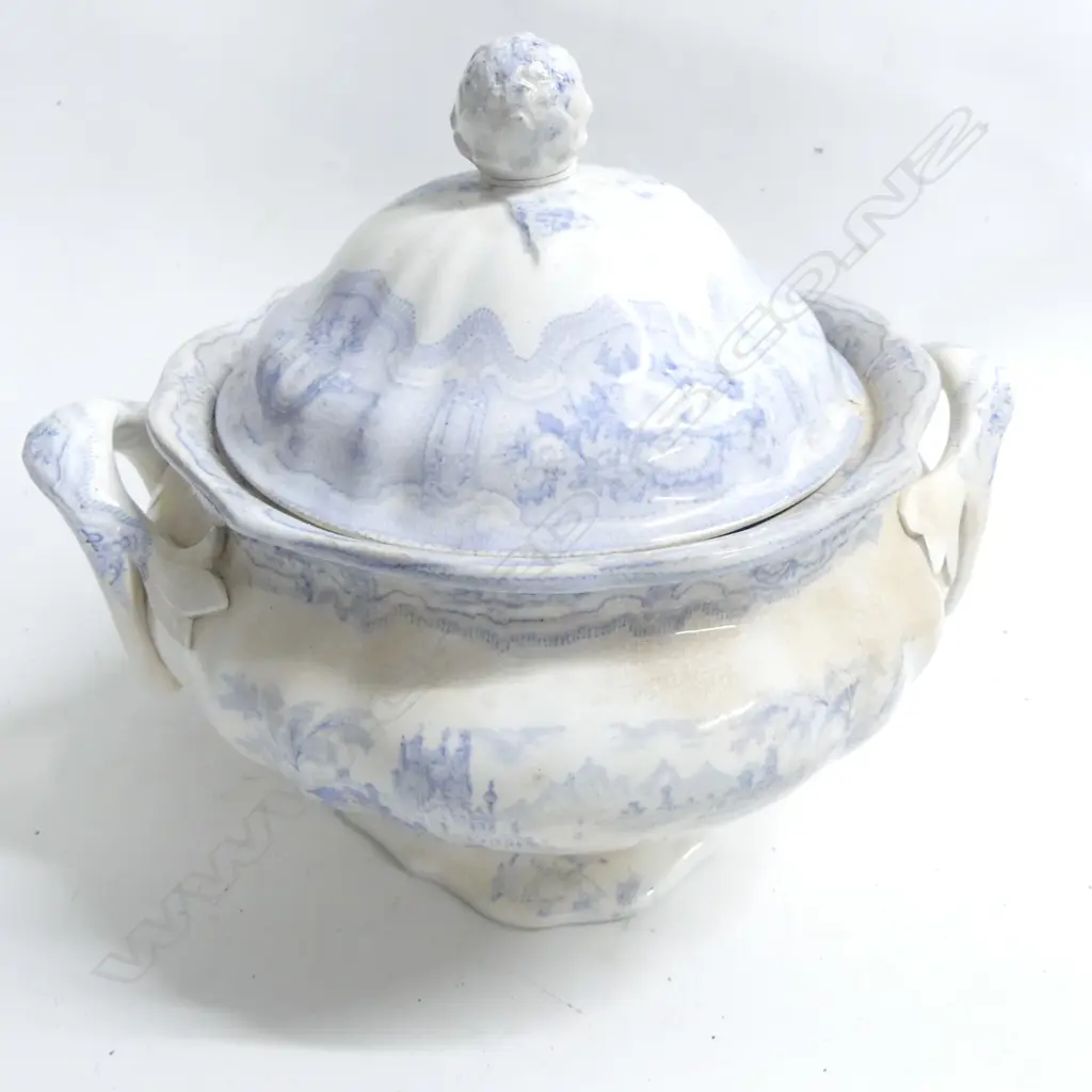 A blue and white china lidded soup tureen, some faults Image 1++