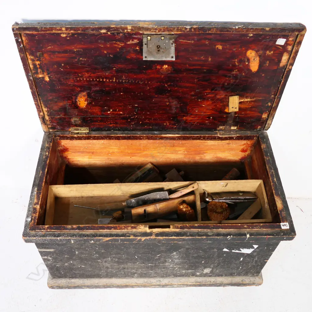 An old wooden carpenter's trunk complete with a selection of tools. 820 x 450 x 460mm Image 1++