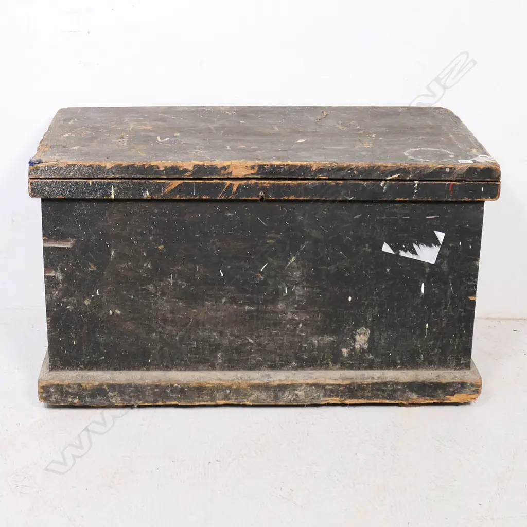 An old wooden carpenter's trunk complete with a selection of tools. 820 x 450 x 460mm Image 1++