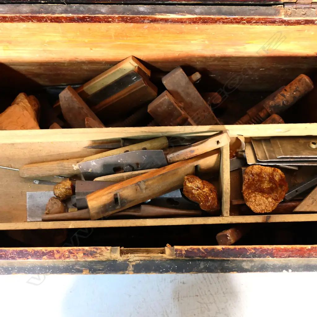 An old wooden carpenter's trunk complete with a selection of tools. 820 x 450 x 460mm Image 1++