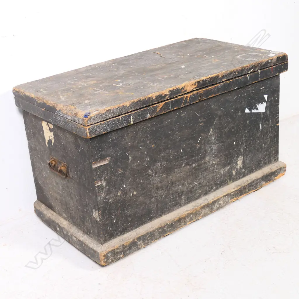 An old wooden carpenter's trunk complete with a selection of tools. 820 x 450 x 460mm Image 1++
