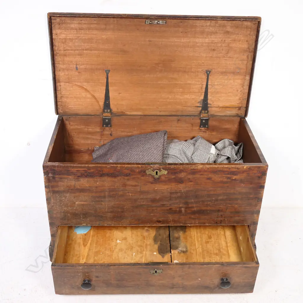 A colonial wooden trunk with a single drawer, Image 1++