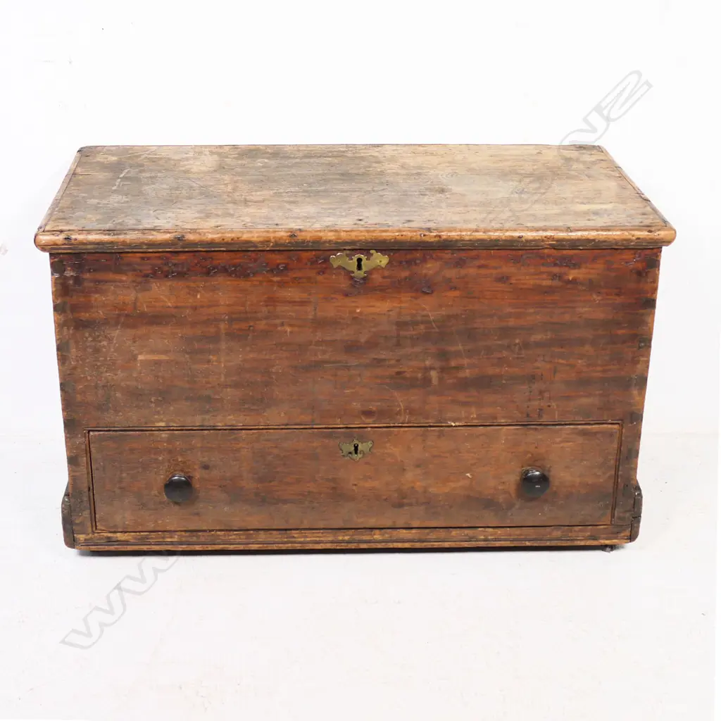 A colonial wooden trunk with a single drawer, Image 1++
