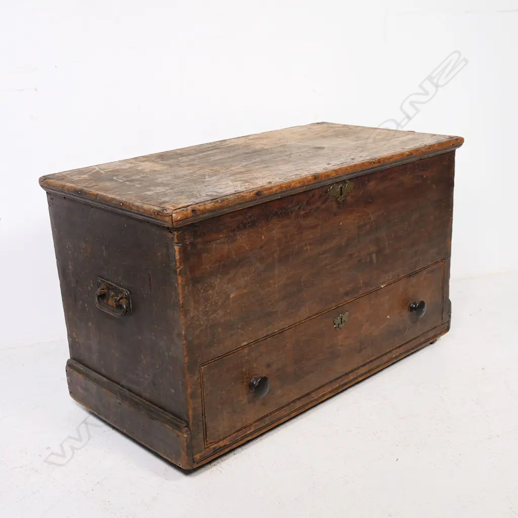 A colonial wooden trunk with a single drawer, Image 1++