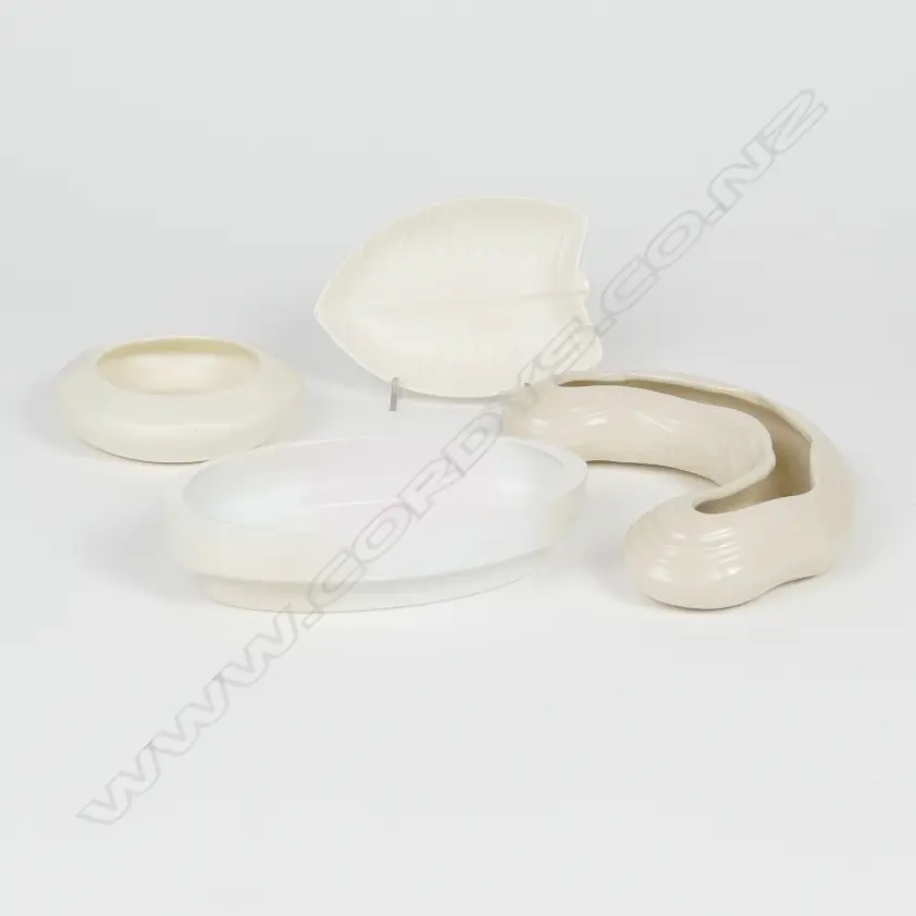 4 ASST CROWN LYNN VASES Image 1++