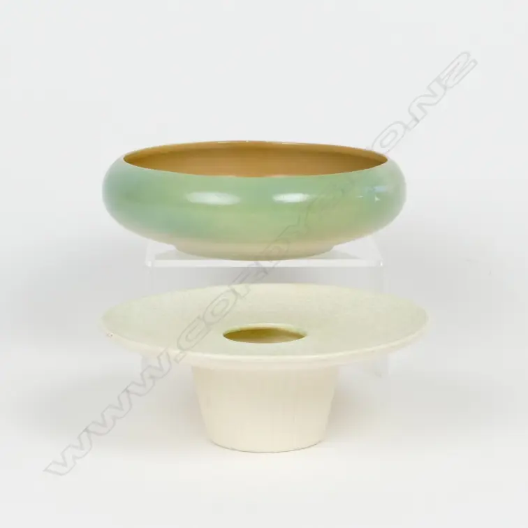 2 C.L VASES, 1 CREAM 317, 1 GREEN 485 Image 1++