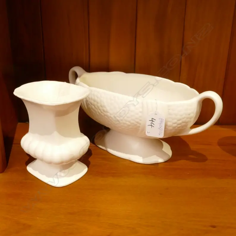 2 CROWN LYNN FLAIR URN VASES Image 1++