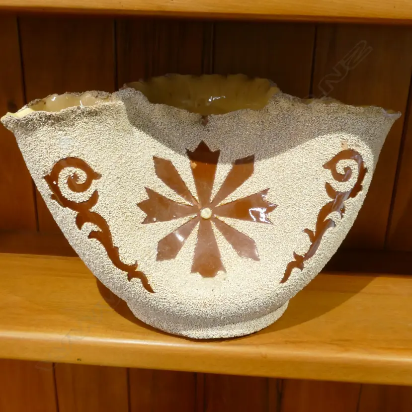 LEAR NZ POTTERY SCULPTED VASE Image 1++
