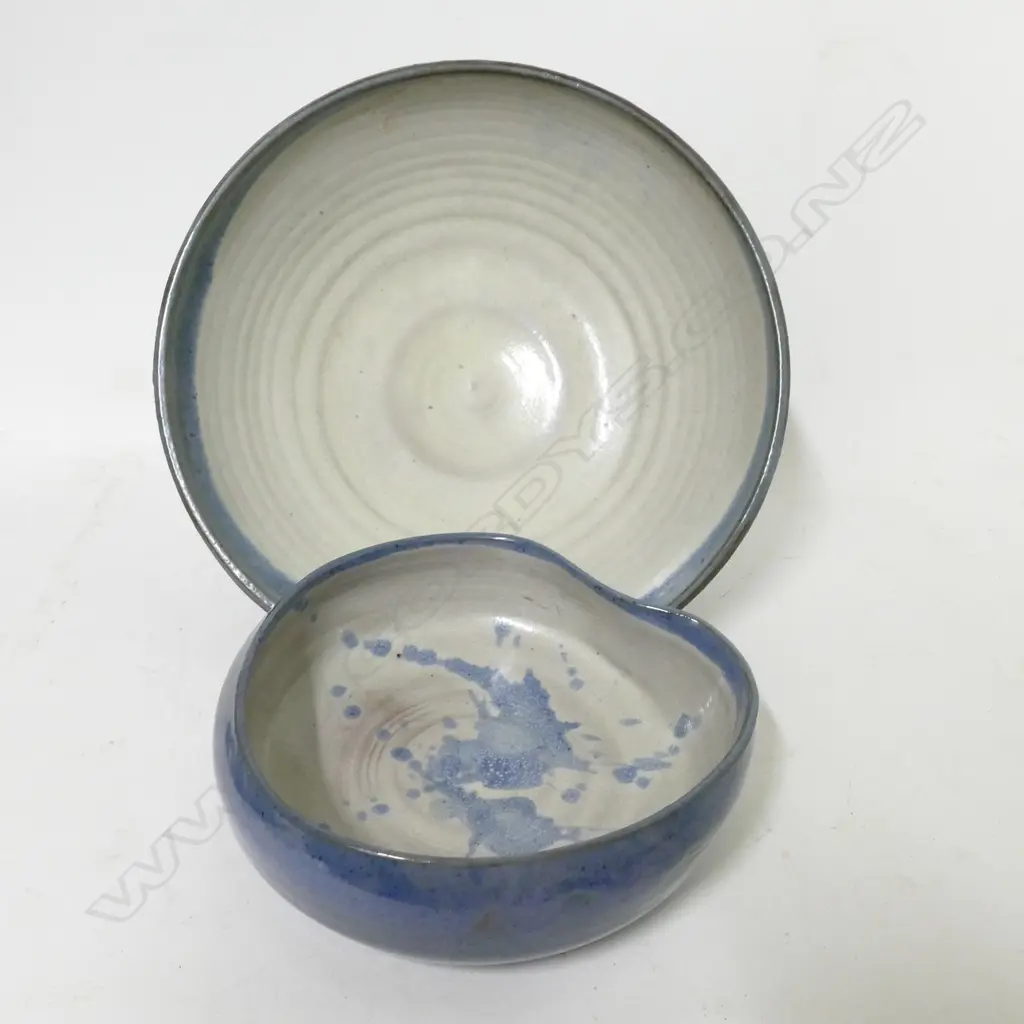 Two Elizabeth Lissaman bowls Image 1++