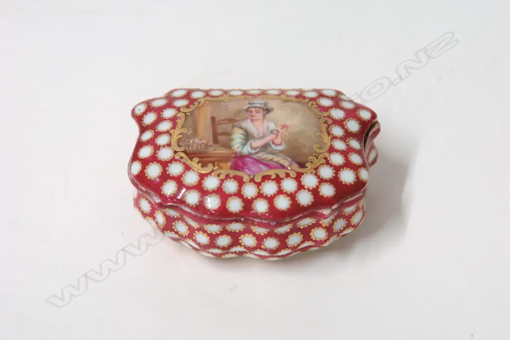 SEVRES HAND PAINTED TRINKET BOX Image 1++