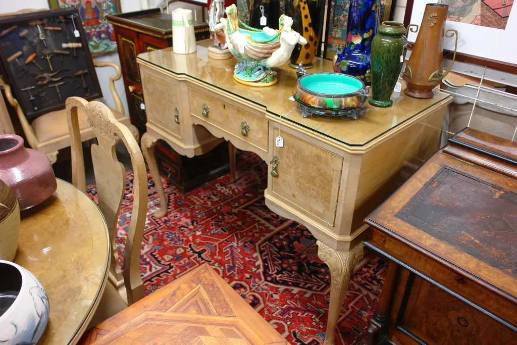 A Georgian Revival dining suite Image 1++