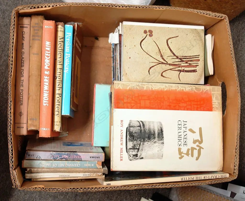 A collection of 29 various books and publications on pottery Image 1++