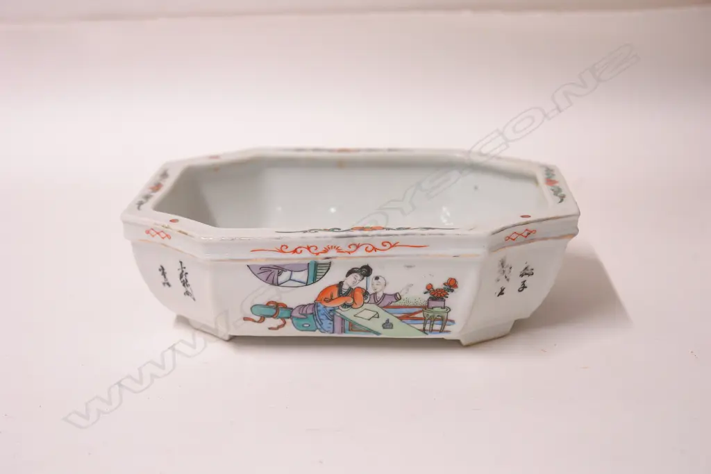 A Chinese famille rose long octagonal bowl Image 1++