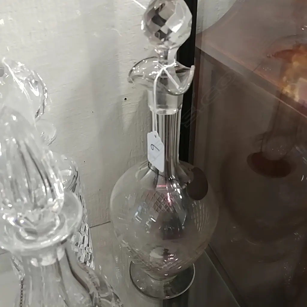 CUT CRYSTAL DECANTER +STG LABEL Image 1++