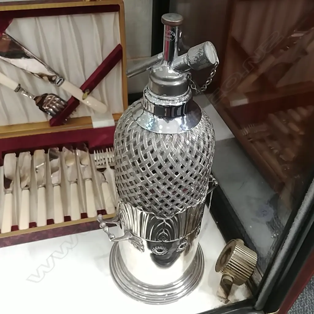 BOTTLE AND STAND Image 1++