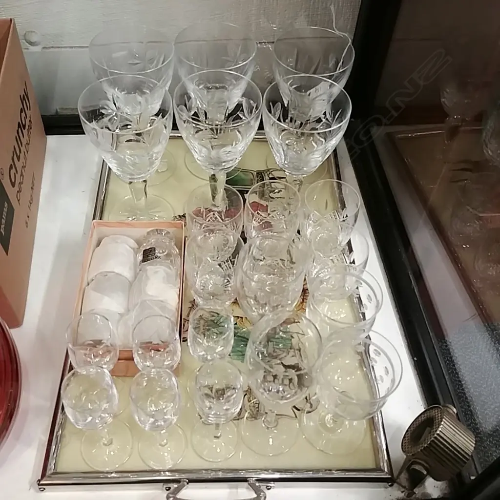 TRAY OF CRYSTAL GLASSES Image 1++