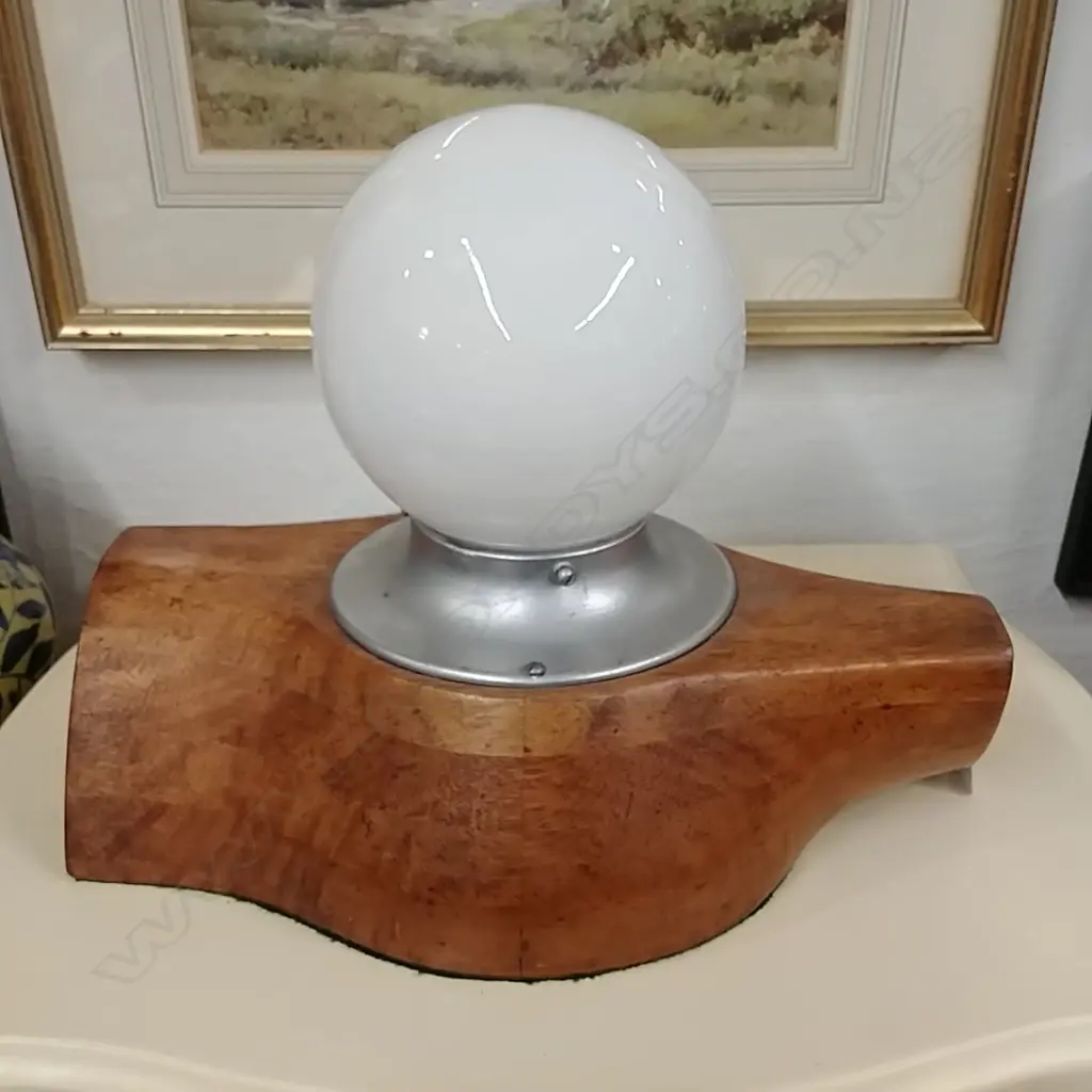VINT ROUND TABL LAMP/WOOD BASE -WORKING Image 1++