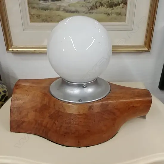 VINT ROUND TABL LAMP/WOOD BASE -WORKING
