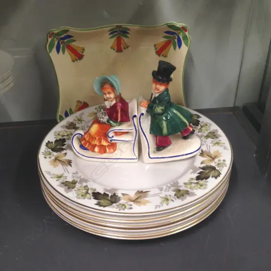 8 DOULTON PLATES + PORC. SLEIGH BOOKENDS