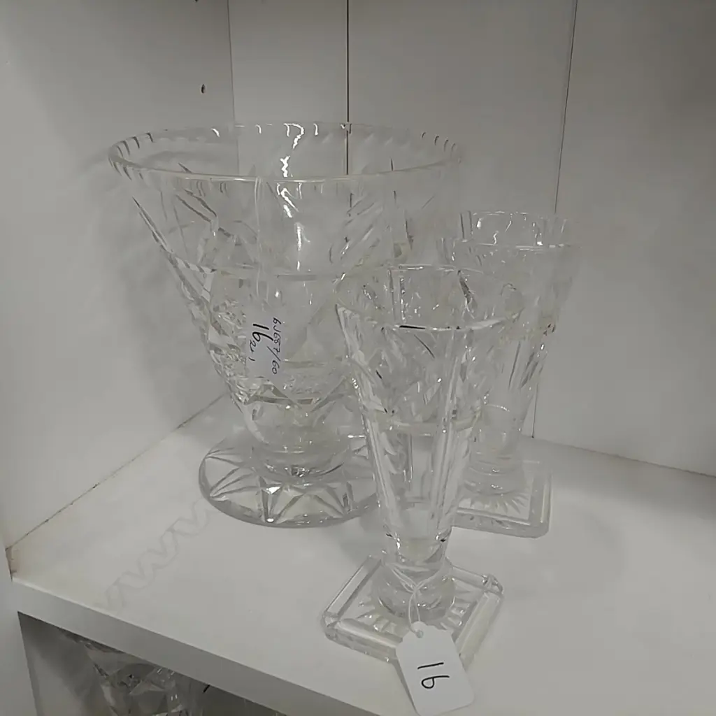 3 CRYSTAL VASES Image 1++