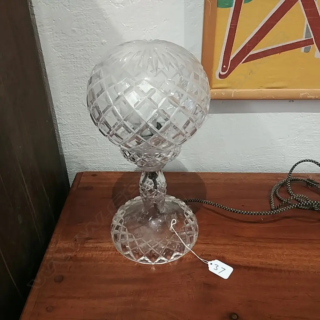 CRYSTAL TABLE LAMP (NEEDS REWIRING) Image 1++